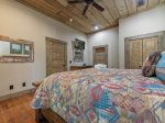 Stone Creek Lodge: Lower-Level Guest Bedroom 2
